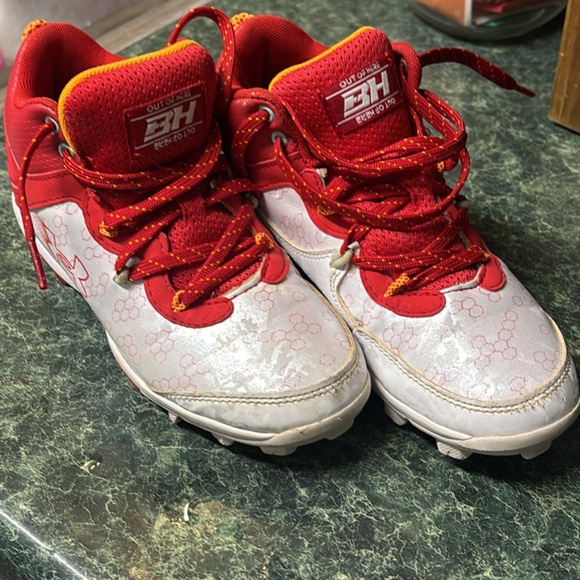 Kids Under Armour Cleats - Picture 2 of 5